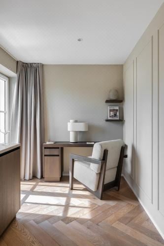 带阳台的小型套房