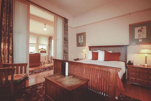 Spinnakers Brewpub & Guesthouses