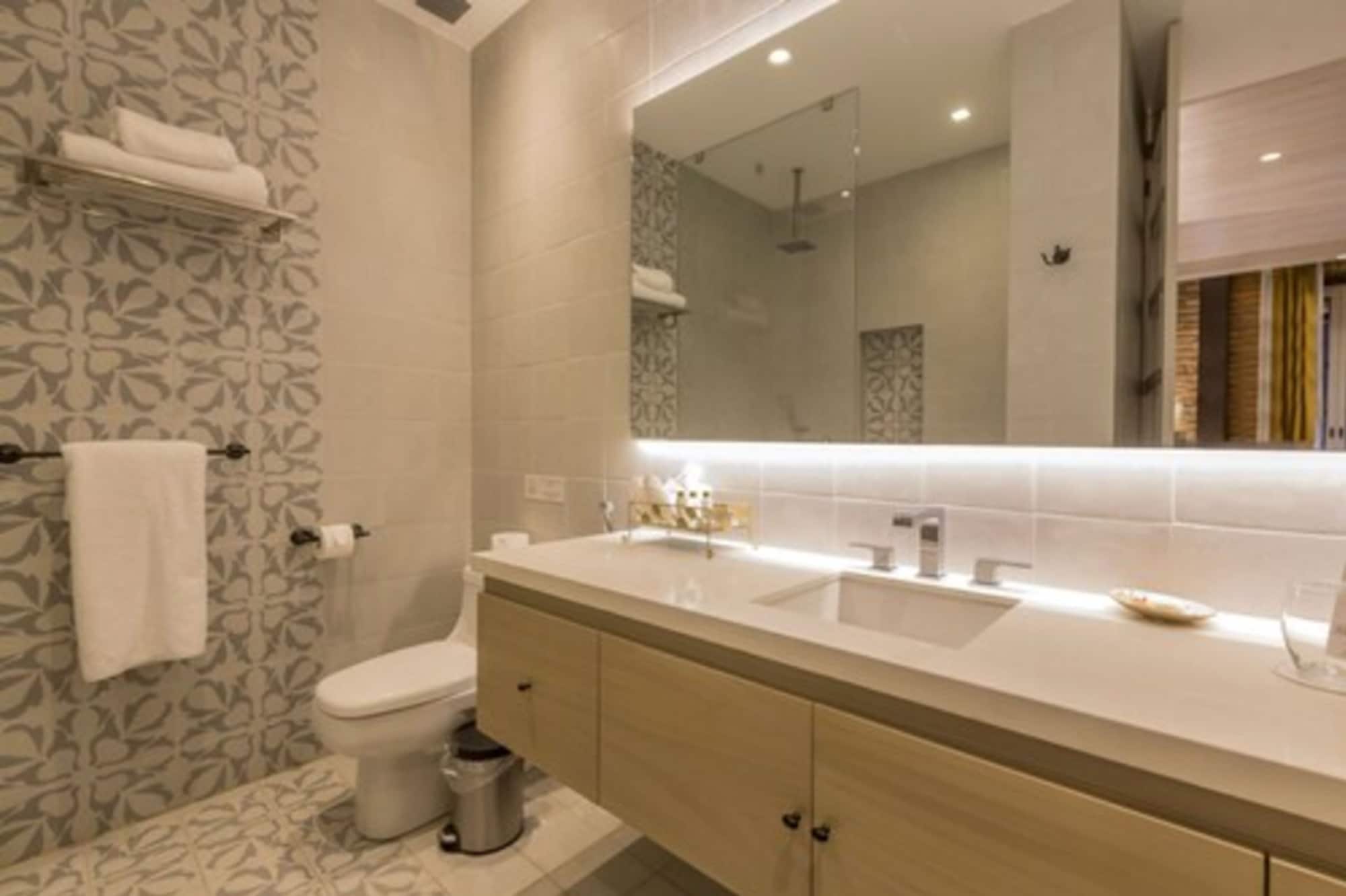 豪华特大床套房 - 带梳化床