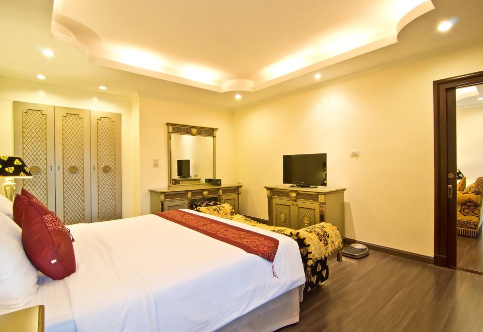 LK Royal SuiteVersace Suite