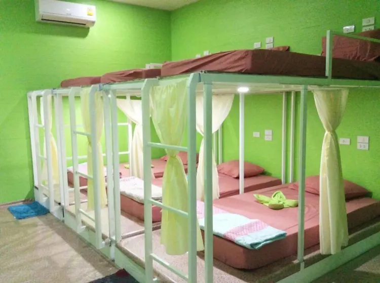 ห้องพักรวมหญิง 6 เตียง