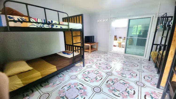 บ้านพักหลายเตียง ระเบียง วิวสวน