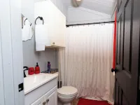 Cozy Cabin on the Creek with WiFi and AC in Delightful Belton ベルトンのホテル