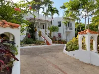 Large Secure 2 Bedroom Apartment with large pool steps to Mullins Beach โรงแรมใน