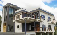 Luxury villa with sky pool and scenic ocean views, 10 mins from airport  호텔
