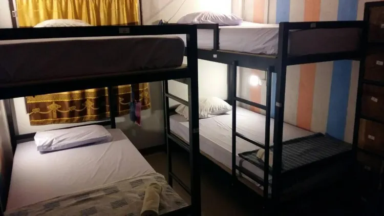 ห้องพักรวมชายหญิงแบบ 6 เตียง