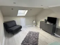 Newly Renovated Room With Private Bathroom - Sleeps 3 - 2 Beds Hotels in Bathgate