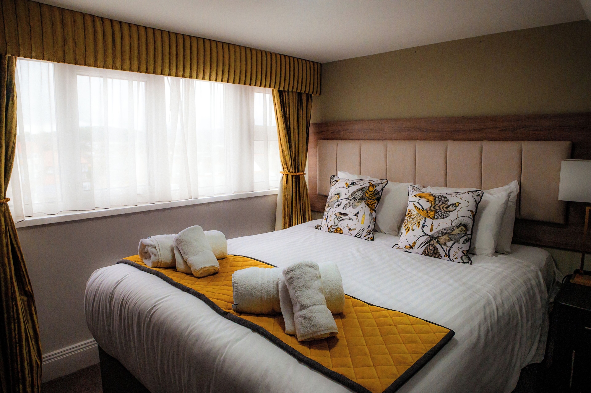 经典双人间或双床间， 1张特大床， 城市景观