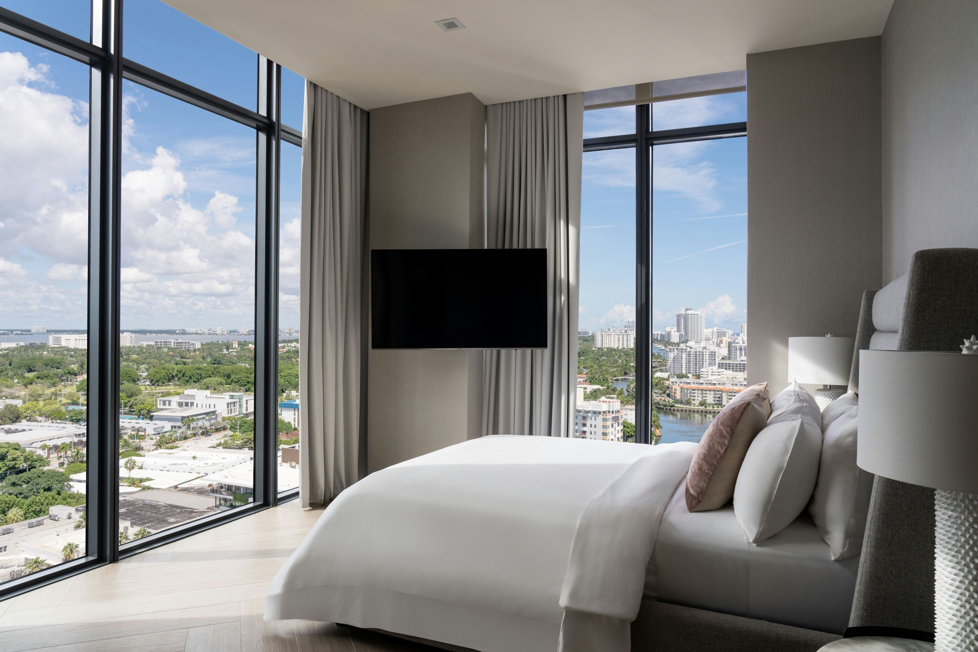 顶层1，三卧室错层套房，屋顶泳池景