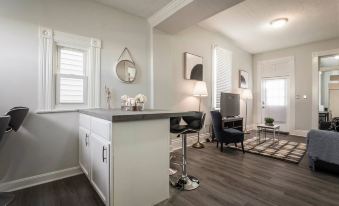 Louisville Dream House 4Br 2BA by CozySuites - Housity