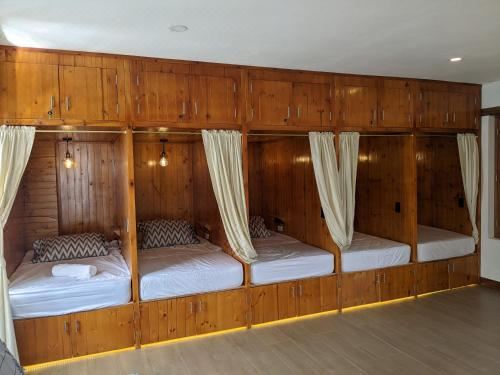 混合宿舍房中的单人床位