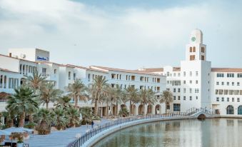 Copthorne Lakeview Hotel Dubai, Green Community