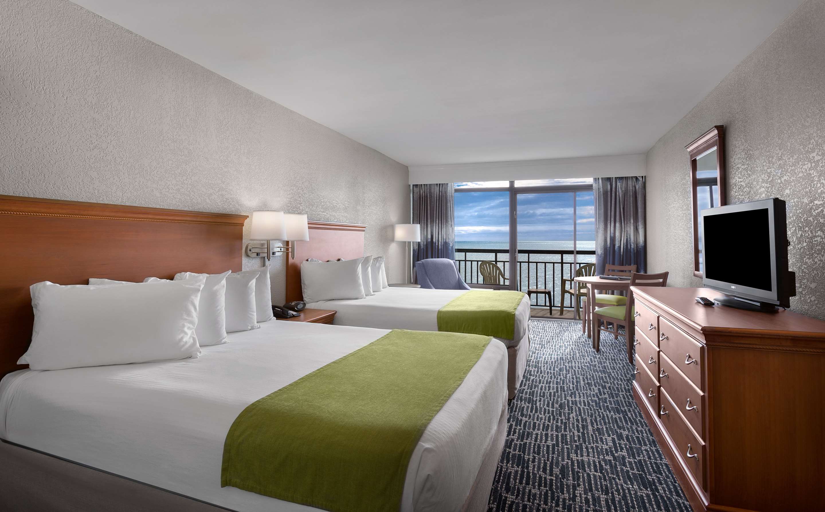 2张大床，无烟，北楼，阳台，海滨，小厨房，桌子和椅子