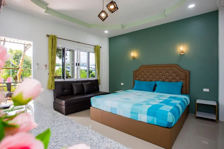 ห้องดีลักซ์ เตียงใหญ่ พร้อมวิวสวน
