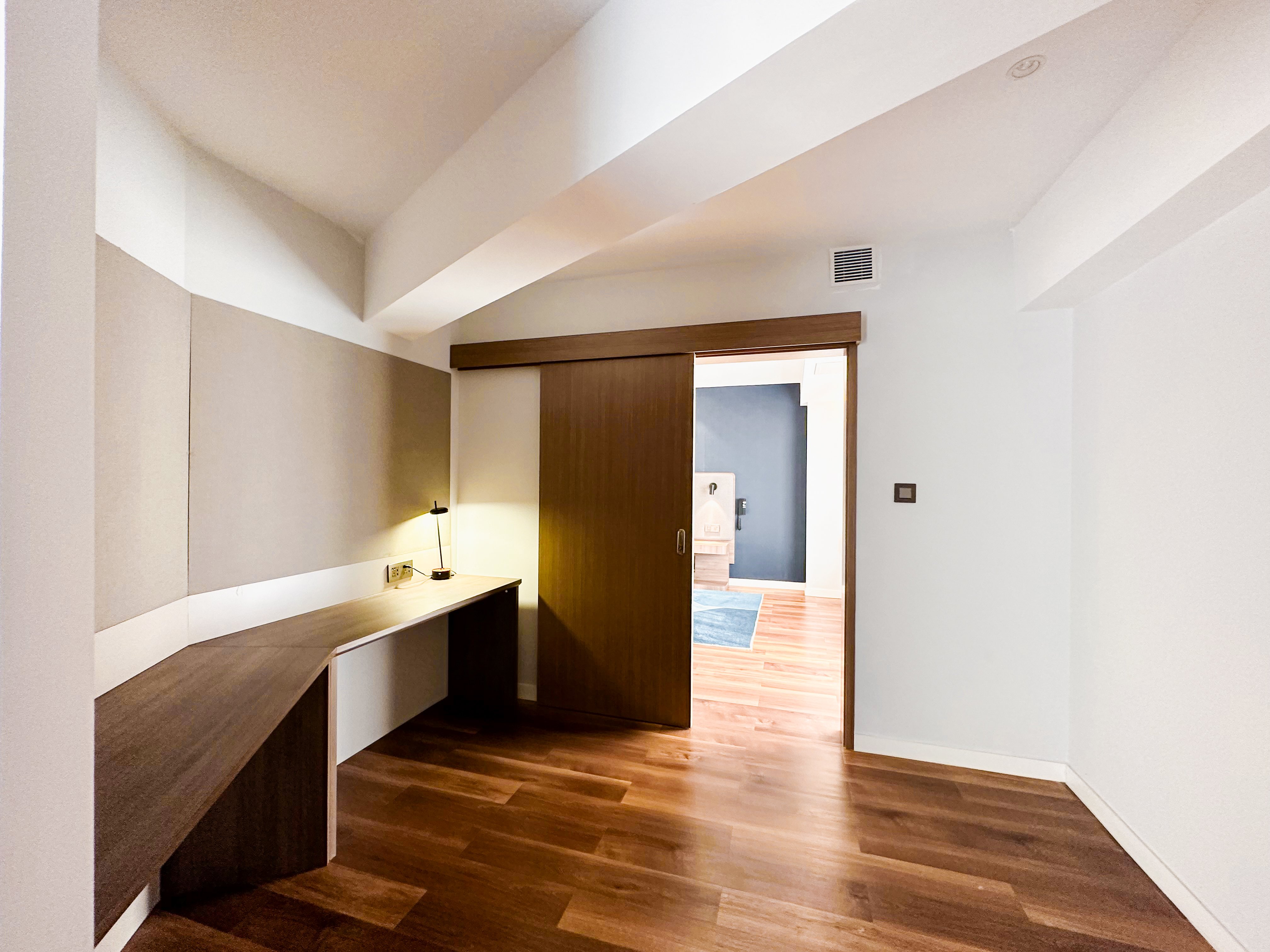 商务行政大套房[一室一厅超大空间]