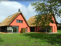 Thatched roof meets modernity, lake view; sauna, garden and much more... Hotels in Putbus