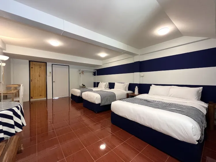 Family Quad Room-1 Queen 2 Single Beds