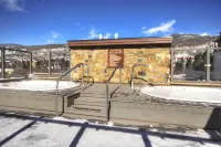 2759 Slopeside 1 Bedroom Condo by RedAwning