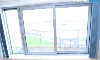 Lovely 2 Bed 2 Toilet Hill House River View Apartment - Housity