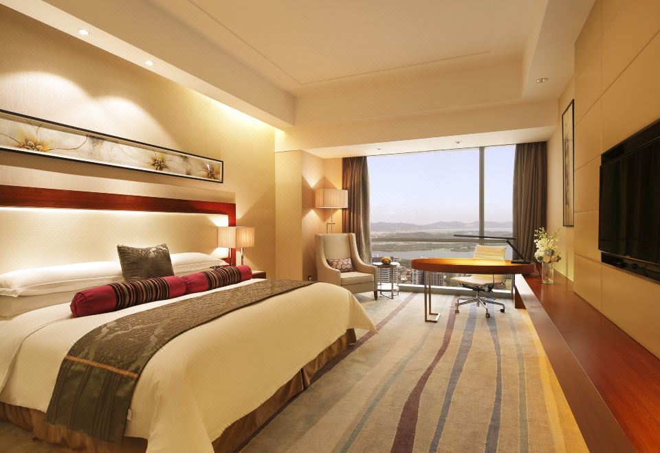 Crowne Plaza Wuxi TaihuKing 1 Bdrm STE Living Lihu Lake View