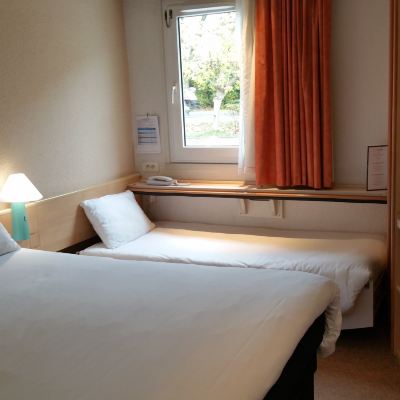 Standard Room With 1 Double Bed And 1 Desk Bed