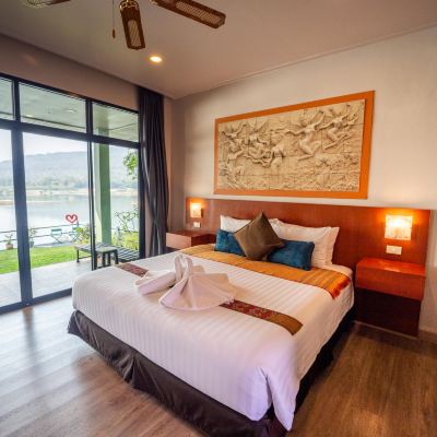 Deluxe Double Room with River Side
