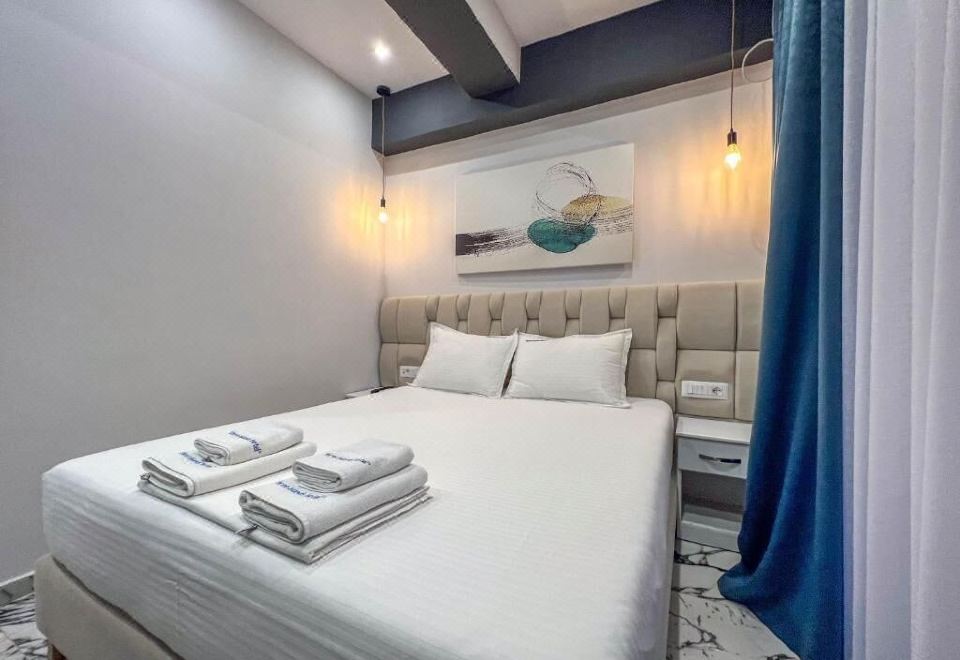 带阳台和海景的豪华双人房