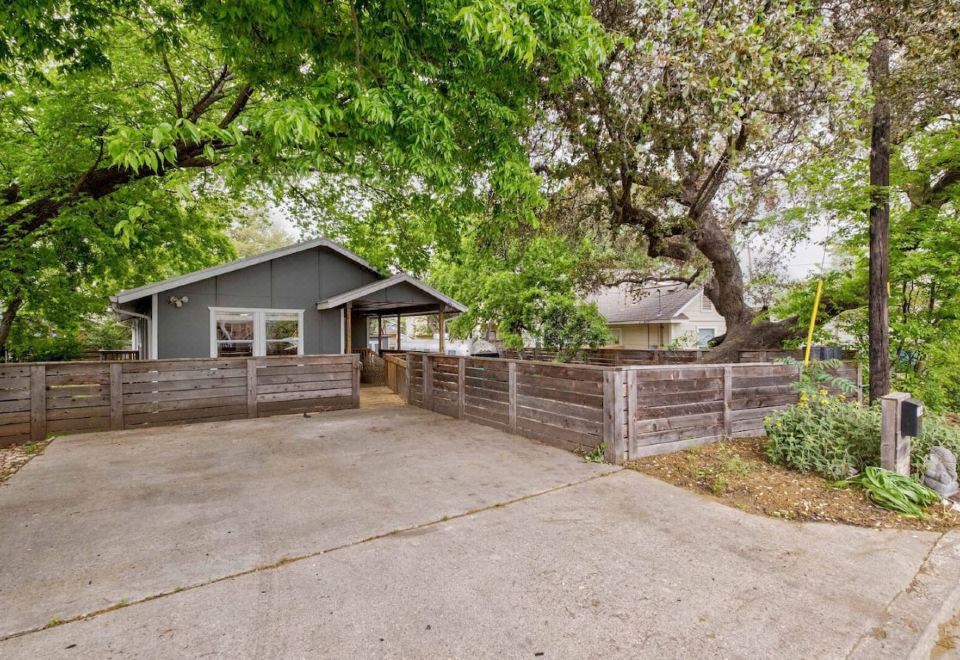 Charming Oasis With Airstream And Fire Pit-Cozy Escape Under Oak Trees