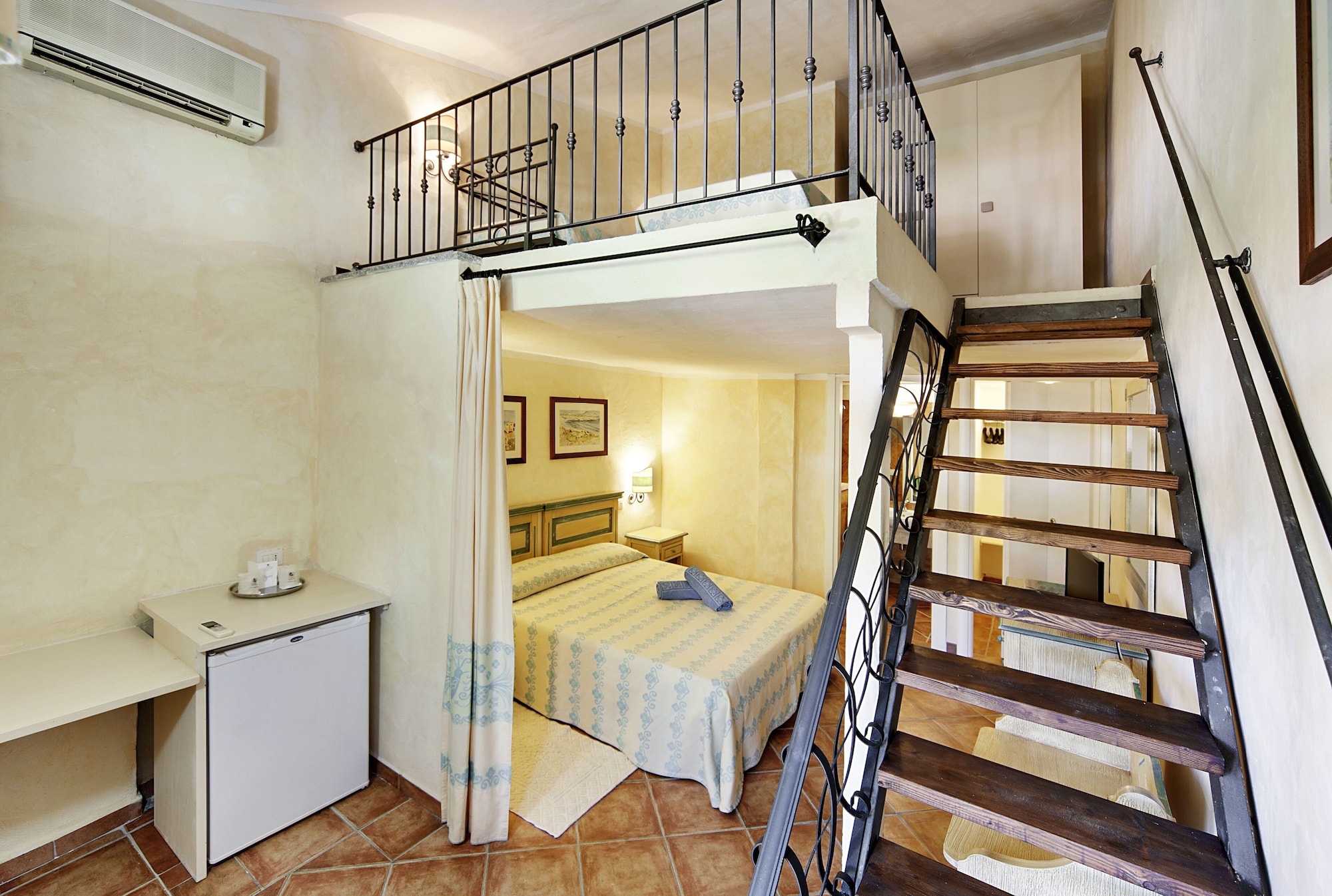 经典双人房（1 张双人床或 2 张单人床）， 露台