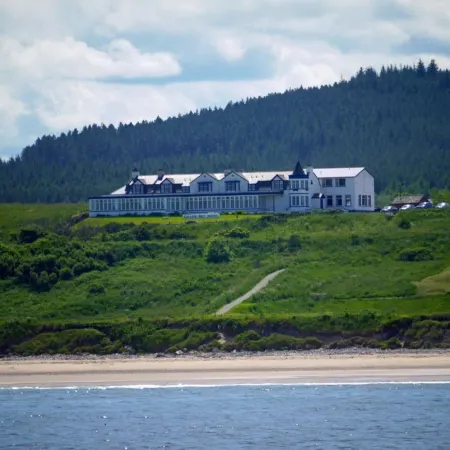 Cullen Bay Hotel Отели в г. Каллен