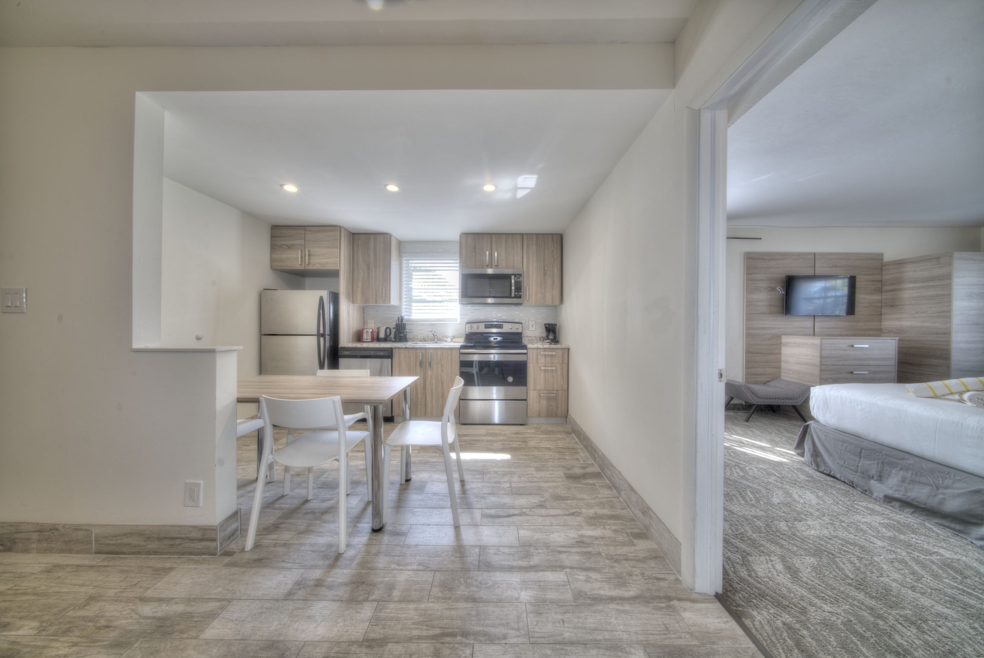 标准公寓式客房， 1 张特大床