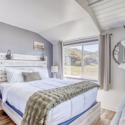 Basic Single Room, 1 Queen Bed, Partial Ocean View, Corner Moolack Shores Inn Promo Code