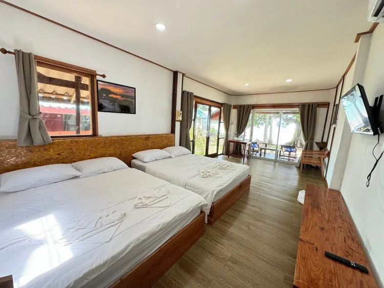 ห้องพักสี่คนสำหรับครอบครัว เตียงควีนไซส์ 2 เตียง มีเครื่องปรับอากาศ วิวทะเล