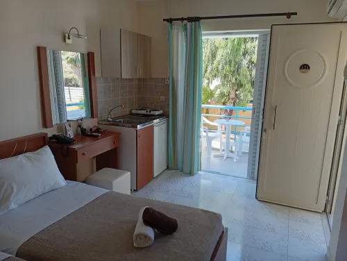 Leonidas Hotel & Studios
