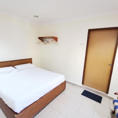 Bilik queen mewah Kupon OYO 89817 Hotel Sura