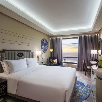 行政灣景房、尊享俱樂部休閒區權益，1 張特大床，可欣賞灣景 美憬閣馬尼拉海軍上將飯店優惠