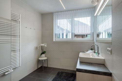 带阳台的两卧室公寓