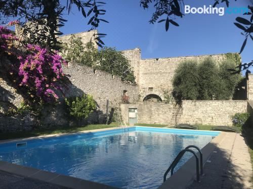 高级一卧室带阳台公寓