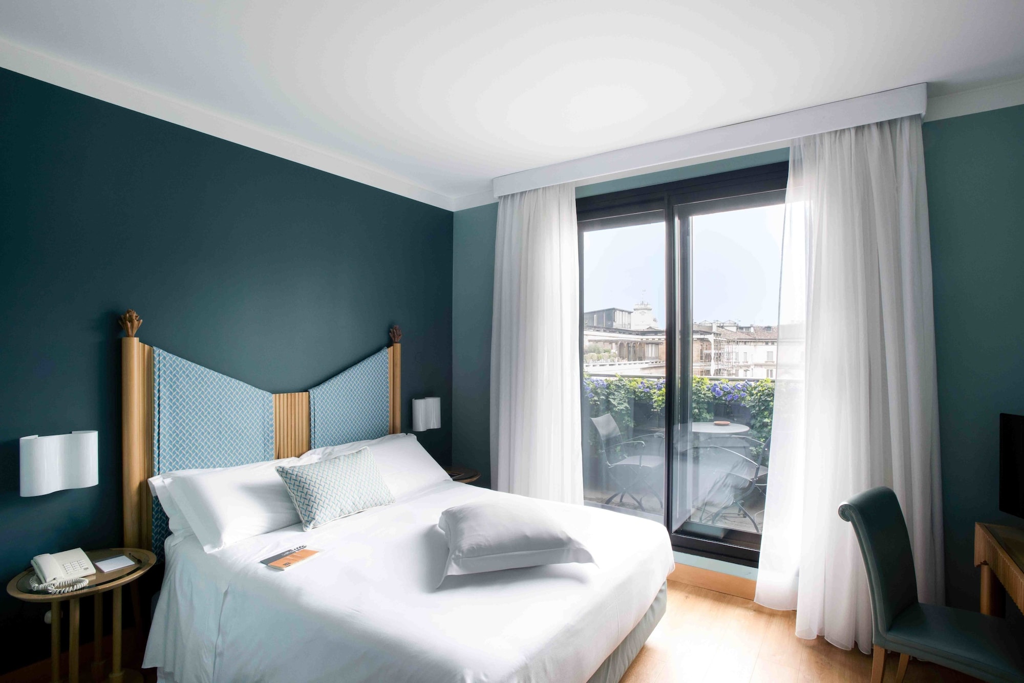 经典双人房（1 张双人床）， 1 张大床， 阳台， 城市景观