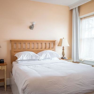Standard Queen Room Historic Hotel Condon Promo Code