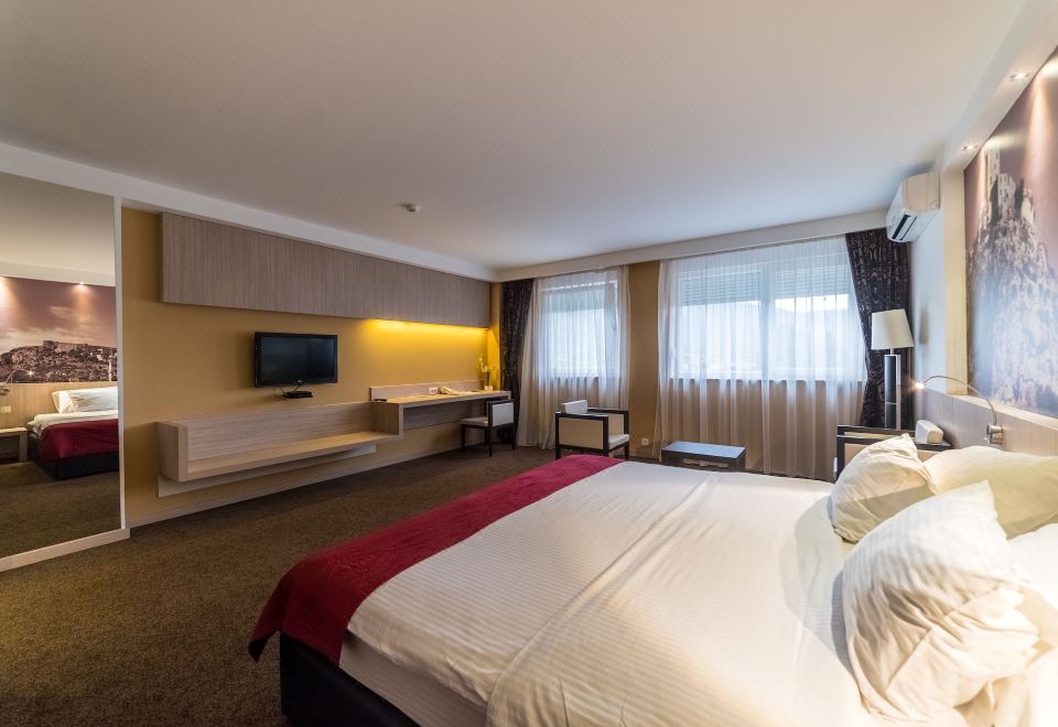 豪华套房， 1 张特大床， 无障碍， 无烟房