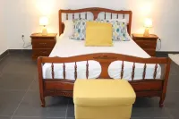 House on 2 hectares of land on the Canal 5 minutes from the sea 住宿飯店