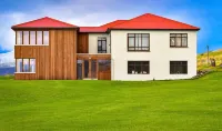 Spacious, luxurious house with a lot of natural wood Hotel di 