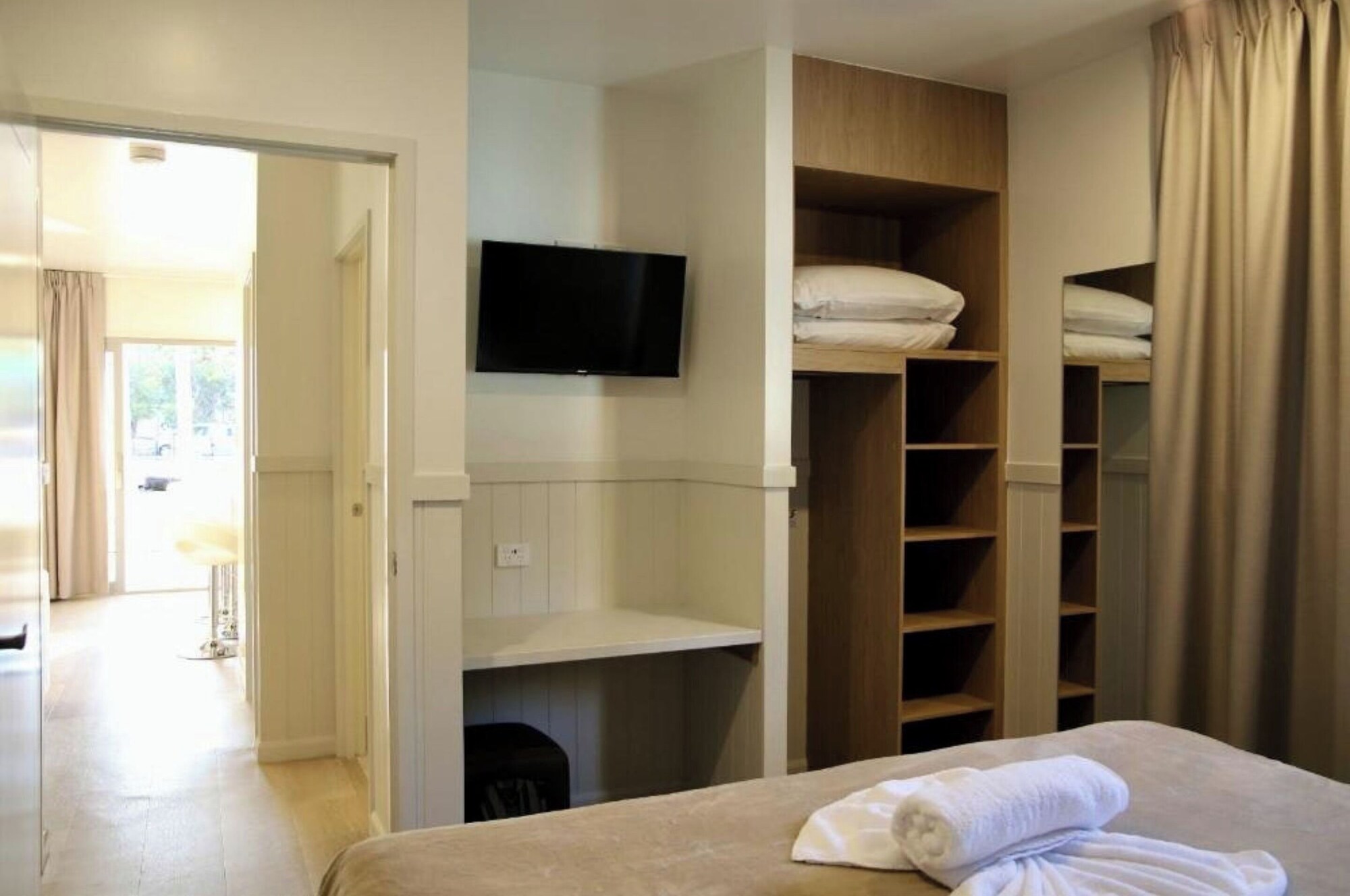 豪华两卧室池畔小屋-S6