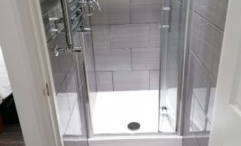Impeccable 1-Bed Apartment in Coventry - Housity