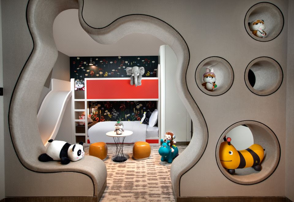 单卧套房 1张超大床和1张双层床 小童主题