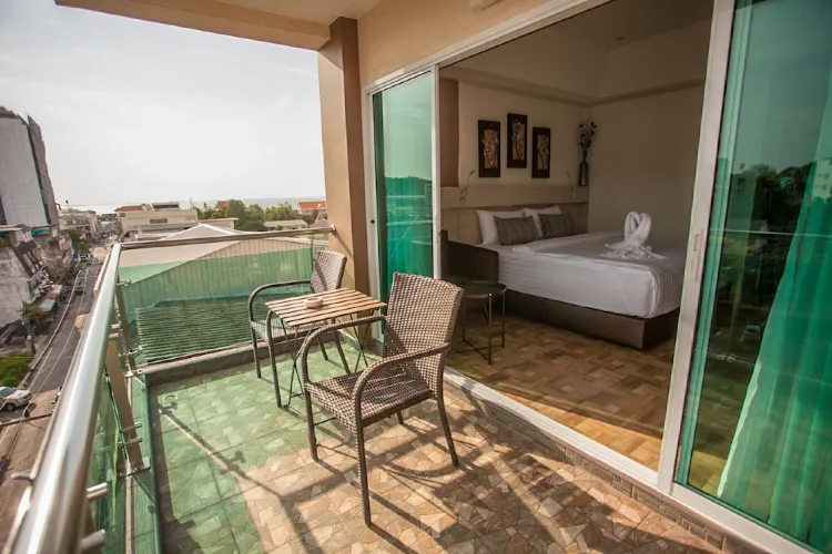 Deluxe Room Higher Floor with Jetted Bathtub