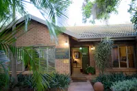 Loerie Guesthouse Отели в г. 