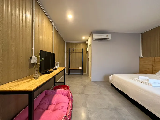 ห้องเตียงใหญ่ พร้อมวิวสวน