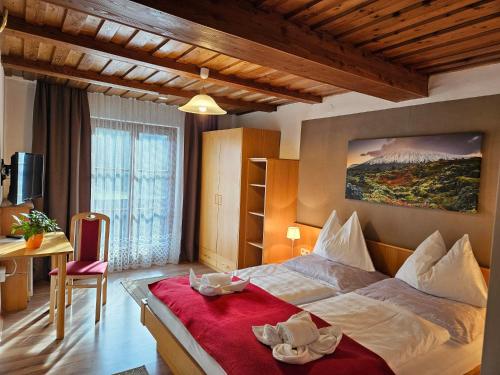 带山景的双人间